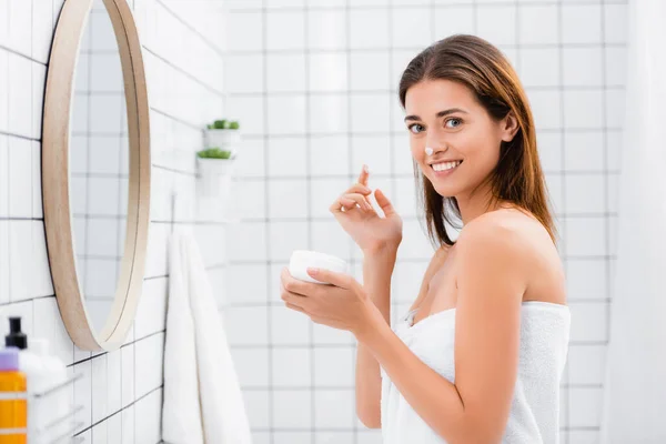 Vrolijke Vrouw Met Gezicht Crème Neus Glimlachen Camera Badkamer — Stockfoto