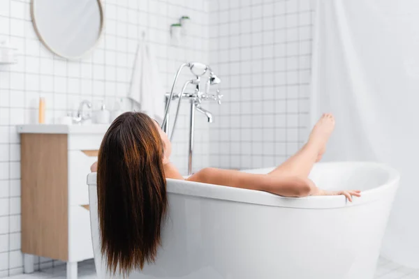 Vista Posterior Mujer Joven Tomando Baño Casa — Foto de Stock