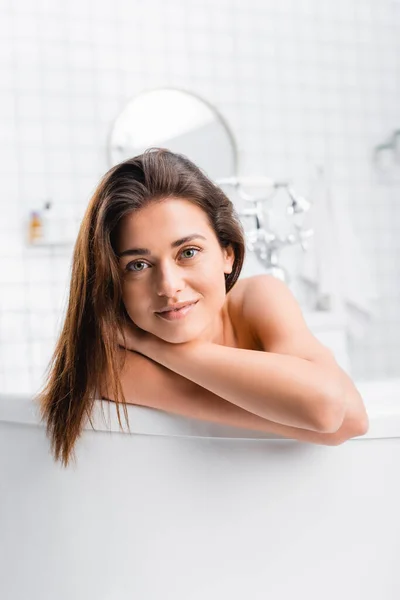 여자가 집에서 목욕을 하면서 카메라를 — 스톡 사진