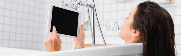 Genç Bir Kadın Banyo Yaparken Boş Ekranlı Dijital Tablet Kullanıyor — Stok fotoğraf