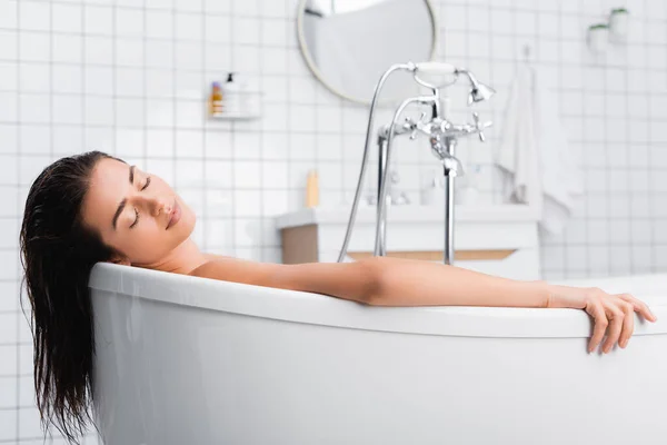 Jeune Femme Avec Les Yeux Fermés Relaxant Tout Prenant Bain — Photo