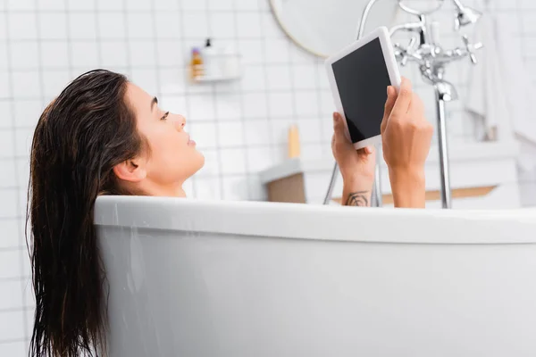 Mujer Joven Tomando Baño Sosteniendo Tableta Digital Con Pantalla Blanco — Foto de Stock