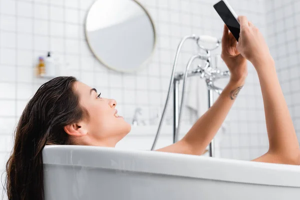 Young Smiling Woman Taking Selfie While Relaxing Bathtub — Stock Photo, Image