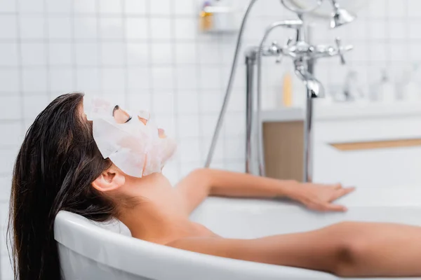 Jovem Mulher Máscara Facial Tomando Banho Casa — Fotografia de Stock