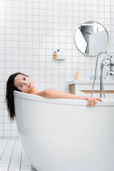 Jovem Mulher Máscara Facial Tomando Banho Olhando Para Câmera Casa — Fotografia de Stock