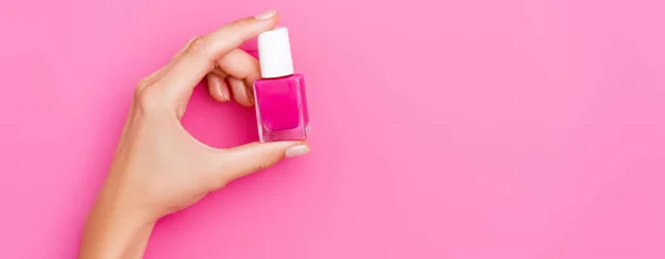 Частковий Вид Жінки Тримає Пляшку Емалі Нігтів Рожевому Фоні Банер — стокове фото