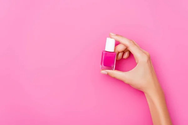 Draufsicht Auf Gepflegte Weibliche Hand Mit Glänzendem Nagellack Auf Rosa — Stockfoto