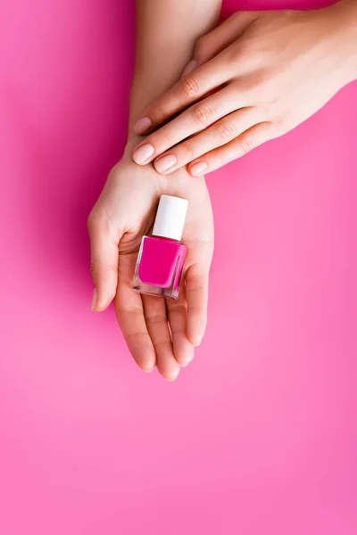 Vista Ritagliata Della Donna Con Bottiglia Smalto Lucido Sfondo Rosa — Foto Stock