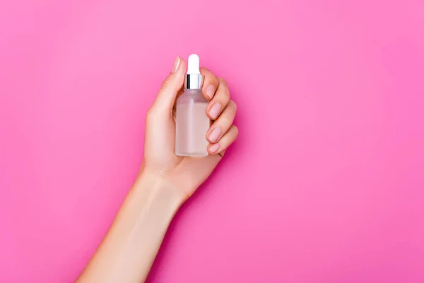 Κορυφαία Άποψη Του Καλλωπισμένο Γυναικείο Χέρι Μπουκάλι Αφαίρεσης Πετσετών Ροζ — Φωτογραφία Αρχείου