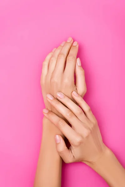 Vista Superior Mãos Femininas Com Esmalte Pastel Unhas Fundo Rosa — Fotografia de Stock