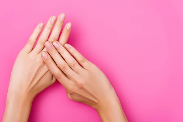 Vista Superior Mãos Femininas Com Esmalte Unha Pastel Unhas Fundo — Fotografia de Stock