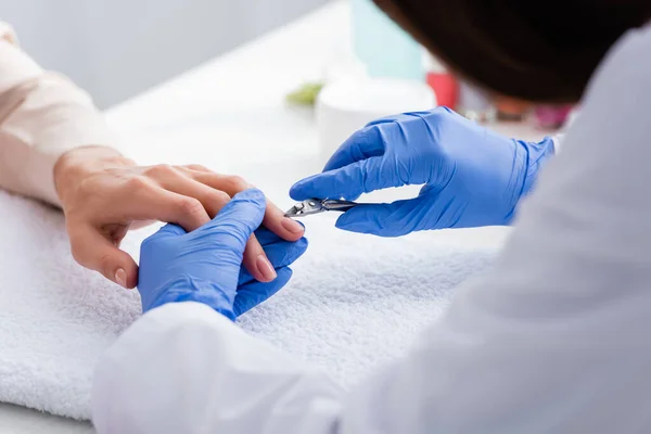 Visão Parcial Manicure Segurando Cutícula Nipper Perto Mão Mulher Enevoado — Fotografia de Stock