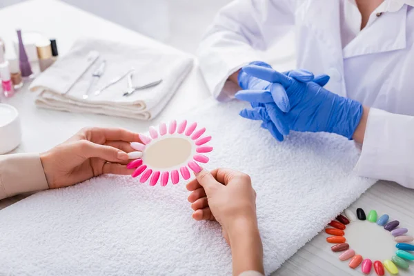 Vista Parcial Mujer Sosteniendo Paleta Uñas Artificiales Cerca Manicura — Foto de Stock