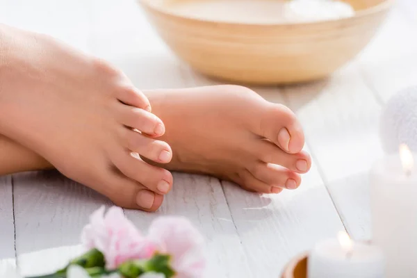 Vista Cortada Pés Femininos Com Pedicure Pastel Rosa Superfície Madeira — Fotografia de Stock