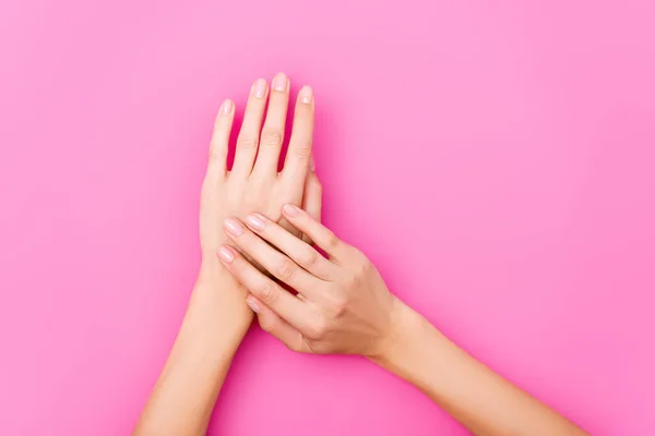 Bovenaanzicht Van Vrouwelijke Handen Met Pastel Nagellak Vingernagels Roze Achtergrond — Stockfoto