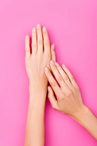 Vista Superior Las Manos Femeninas Con Esmalte Uñas Pastel Las —  Fotos de Stock