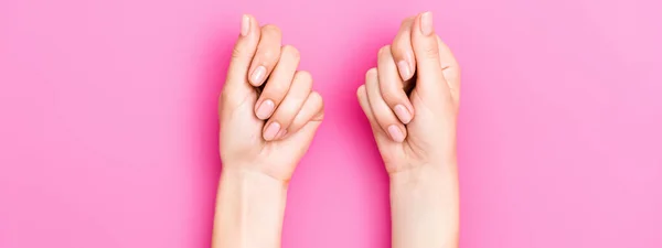 Vista Superior Mãos Femininas Com Esmalte Pastel Pregos Fundo Rosa — Fotografia de Stock