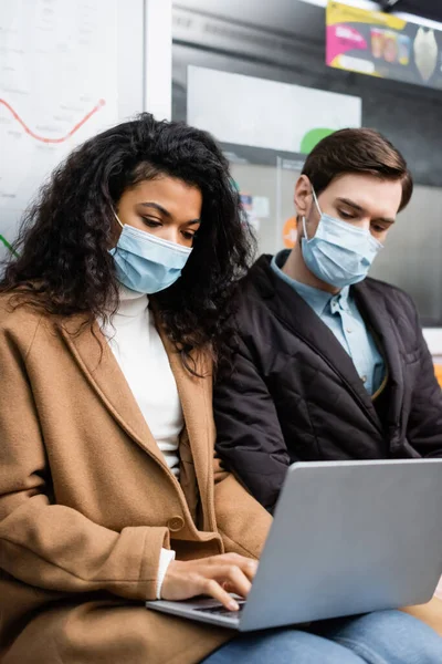 Mulher Afro Americana Máscara Médica Usando Laptop Perto Homem Metrô — Fotografia de Stock