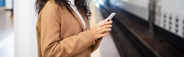非洲裔美国妇女在地铁 横幅上使用智能手机的部分图像 — 图库照片