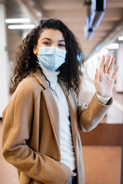 Young African American Woman Medical Mask Waving Hand Subway — Stock Photo, Image