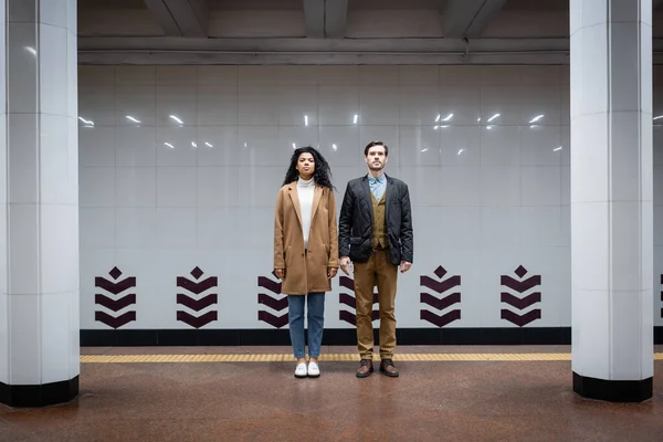 Pleine Longueur Femme Afro Américaine Homme Debout Dans Métro — Photo