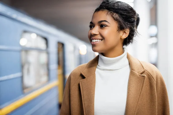 Vrolijk Afrikaans Amerikaans Vrouw Kijken Naar Wagen Van Metro Wazig — Stockfoto