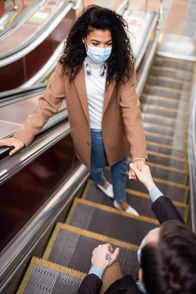 Aus Der Vogelperspektive Afrikanisch Amerikanische Frau Medizinischer Maske Hält Händchen — Stockfoto