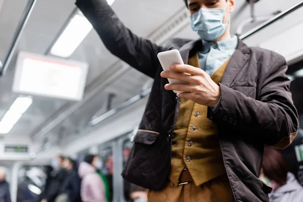 Homme Masque Médical Aide Smartphone Tout Tenant Dans Wagon Métro — Photo