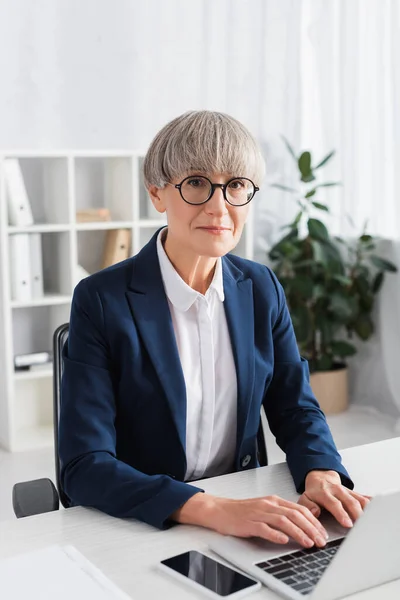 Middle Aged Team Leader Typing Laptop Keyboard Coffee Desk — Stock Photo, Image