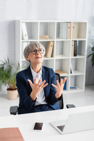 Ontevreden Teamleider Bril Gebaren Terwijl Het Kijken Omhoog Buurt Van — Stockfoto