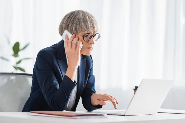 Middle Aged Team Leader Glasses Talking Smartphone While Using Laptop — Stock Photo, Image