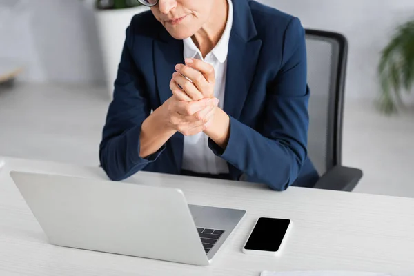 Cropped View Middle Aged Team Leader Devices Desk — Stock Photo, Image