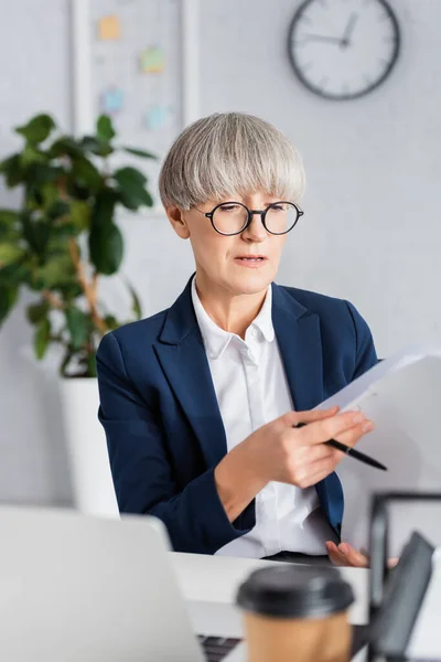 Middle Aged Team Leader Glasses Holding Folder Documents — Stock Photo, Image