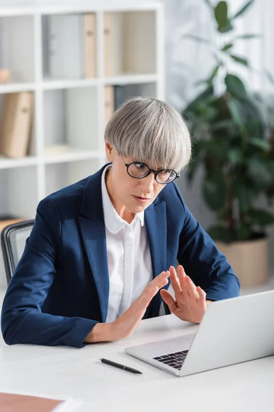 Reifer Teamleiter Brille Mit Videoanruf Büro — Stockfoto