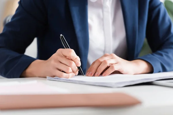 Vista Ritagliata Del Team Leader Che Firma Documenti Sulla Scrivania — Foto Stock