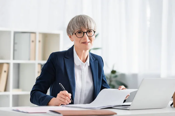 Gelukkige Teamleider Van Middelbare Leeftijd Ondertekenen Document Bureau — Stockfoto