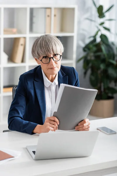 Middle Aged Team Leader Glasses Holding Folder Gadgets Table — Stock Photo, Image