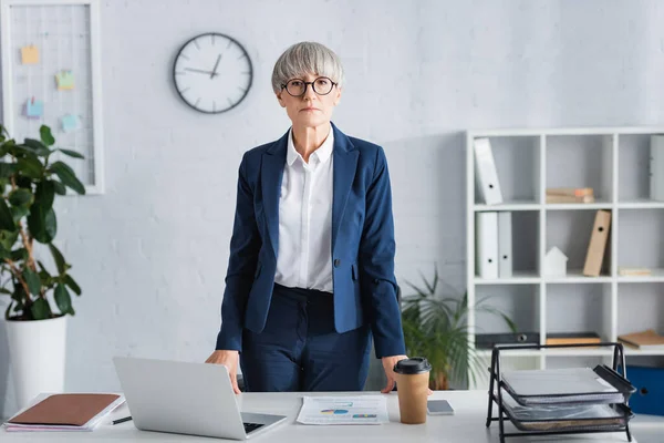 Middle Aged Team Leader Glasses Standing Workplace Modern Office — Stock Photo, Image