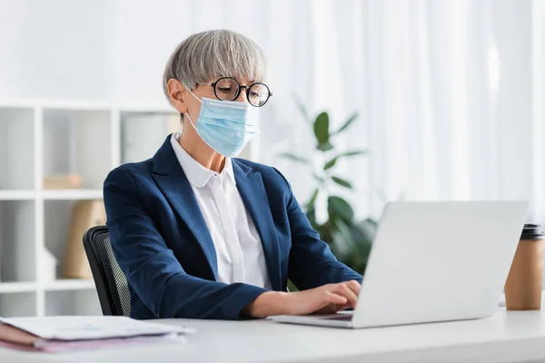 Líder Equipe Meia Idade Óculos Máscara Médica Usando Laptop Escritório — Fotografia de Stock