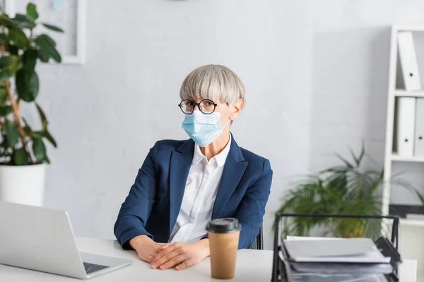 Líder Del Equipo Maduro Gafas Máscara Médica Mirando Cámara Cerca — Foto de Stock