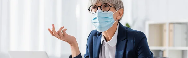 Gözlüklü Tıbbi Maskeli Olgun Takım Lideri Ofise Bakarken Kol Hareketi — Stok fotoğraf