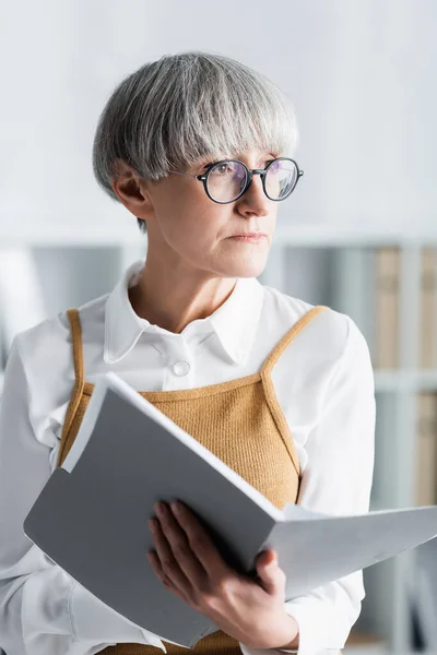 Middle Aged Team Leader Glasses Holding Folder Documents Looking Away — Stock Photo, Image