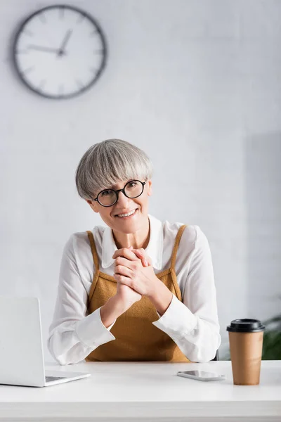 Alegre Líder Equipo Mediana Edad Gafas Sentadas Con Las Manos — Foto de Stock