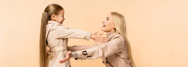 Šťastný Kluk Dosahující Blond Matka Při Objímání Izolované Béžové Banner — Stock fotografie