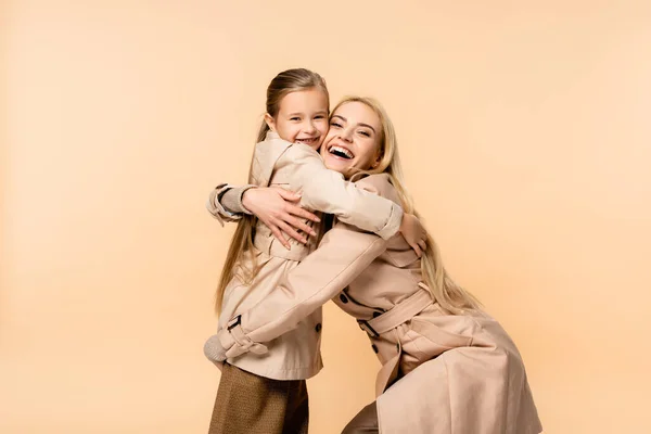 Criança Feliz Abraçando Mãe Loira Surpreso Isolado Bege — Fotografia de Stock