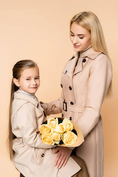 Радісна Дитина Тримає Троянди Біля Щасливої Матері Березня Ізольовано Бежевому — стокове фото
