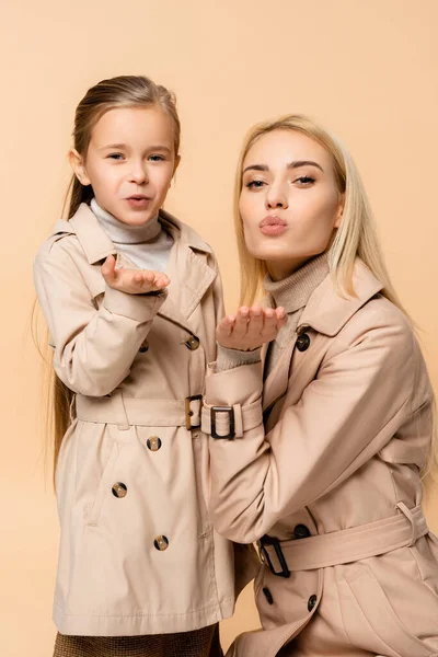 Madre Figlia Trench Inviare Aria Baci Isolati Beige — Foto Stock