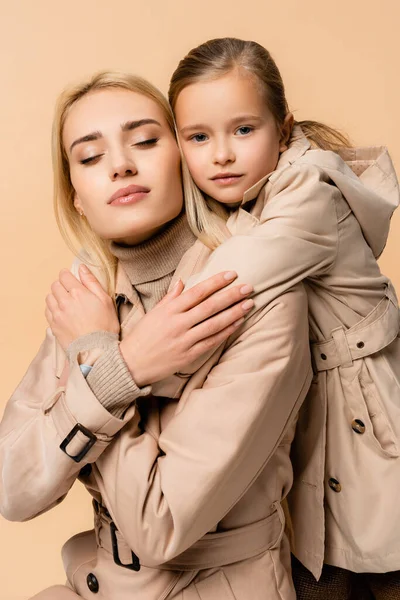 Filha Abraçando Mãe Carinhosa Com Olhos Fechados Isolados Bege — Fotografia de Stock