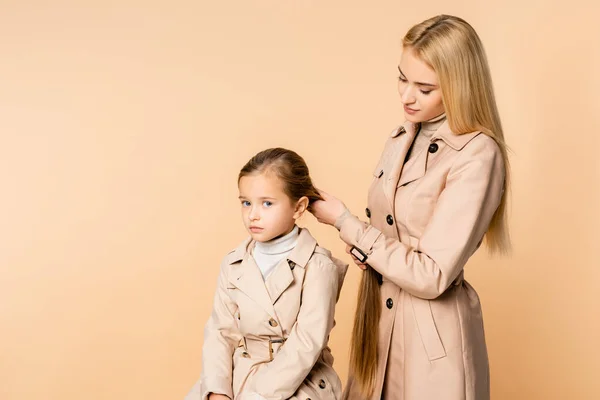 Cuidado Madre Tejiendo Trenza Hija Aislado Beige — Foto de Stock