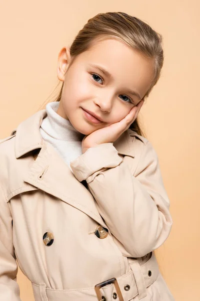 Criança Satisfeita Casaco Trincheira Olhando Para Câmera Isolada Bege — Fotografia de Stock